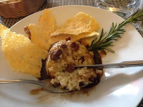 Risotto rime ici avec figatellu ; concentration des arômes, l'assiette est dense avec des goûts appuyés