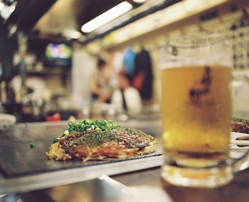 Dans les échoppes japonaises, de Kyoto à Hiroshima en passant par Sendaï ou Gifu, la population accompagne ses okonomiyaki d'une bière Asahi...