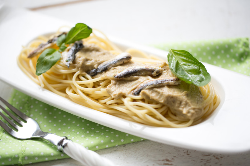 Spaghettis, sauce aux anchois et aubergine