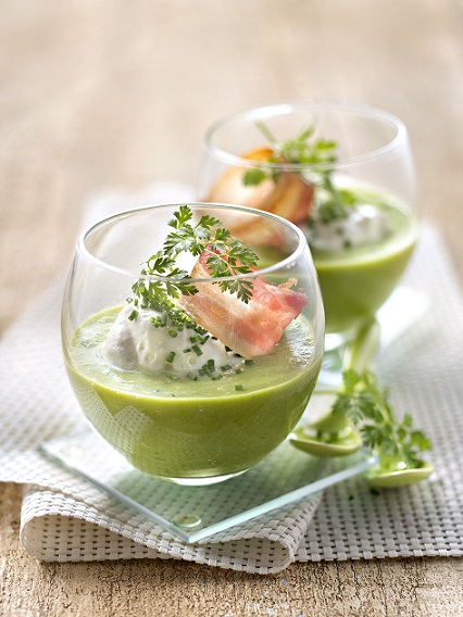 Velouté glacé de salade romaine, fromage frais fouetté aux herbes et lard croustillant