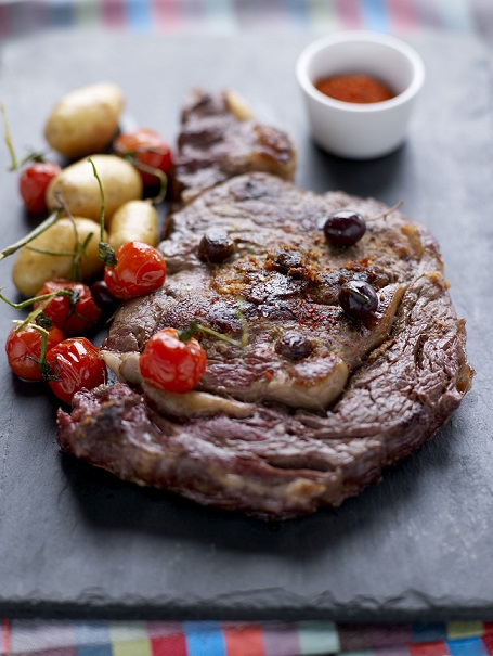 Entrecôte de boeuf de Chalosse cloutée, olives et anchois