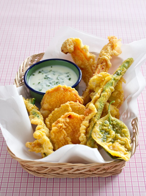 Légumes en tempura au curcuma, sauce yaourt-menthe