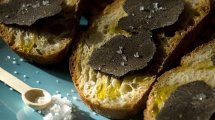 truffe noire sur pain grillé