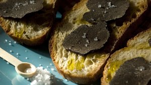 truffe noire sur pain grillé