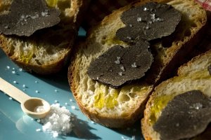 truffe noire sur pain grillé