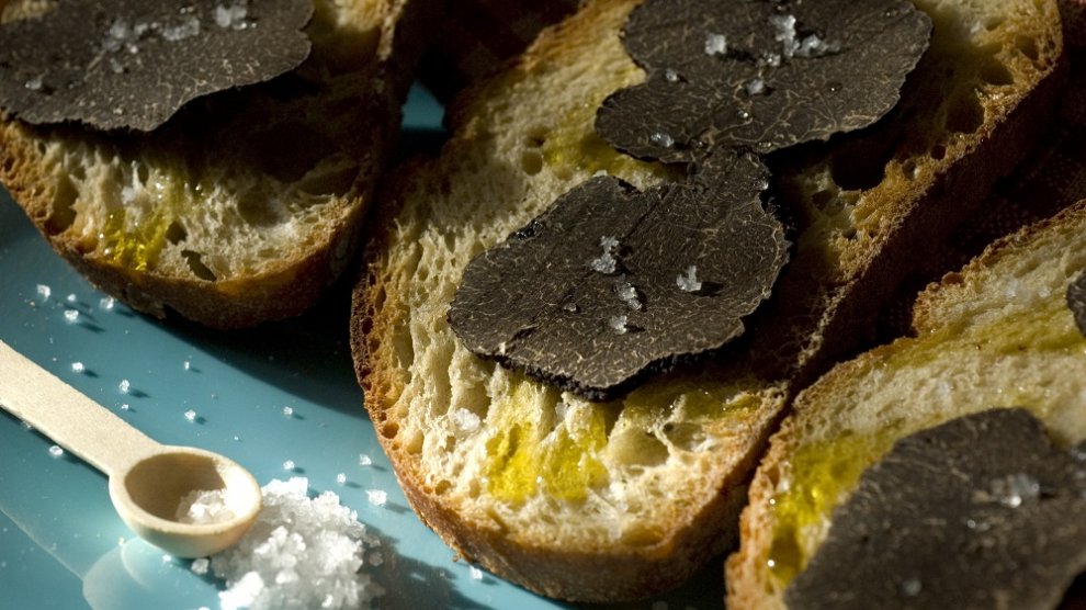 truffe noire sur pain grillé