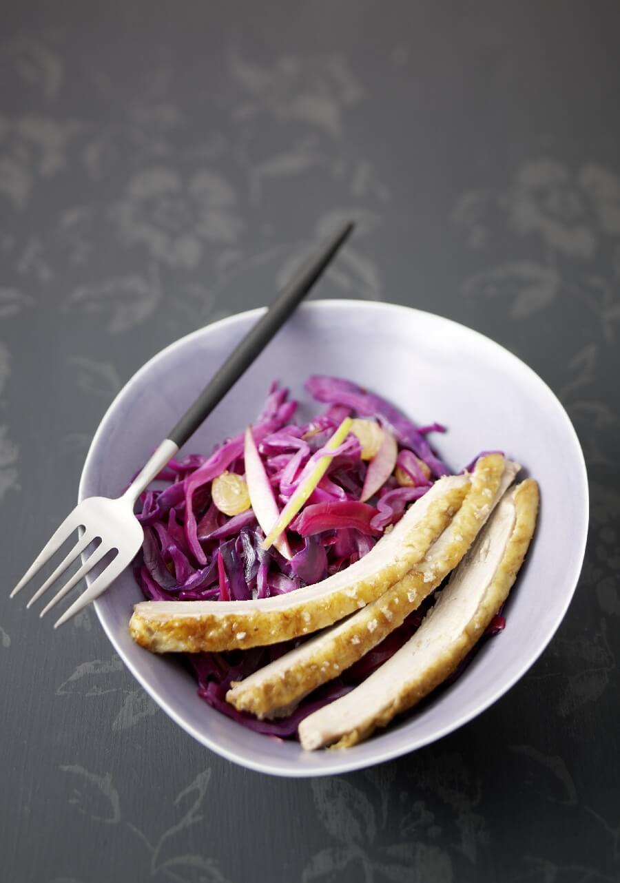 Une Oie En Croute De Sel Emince De Chou Rouge Cuit Au Vinaigre De