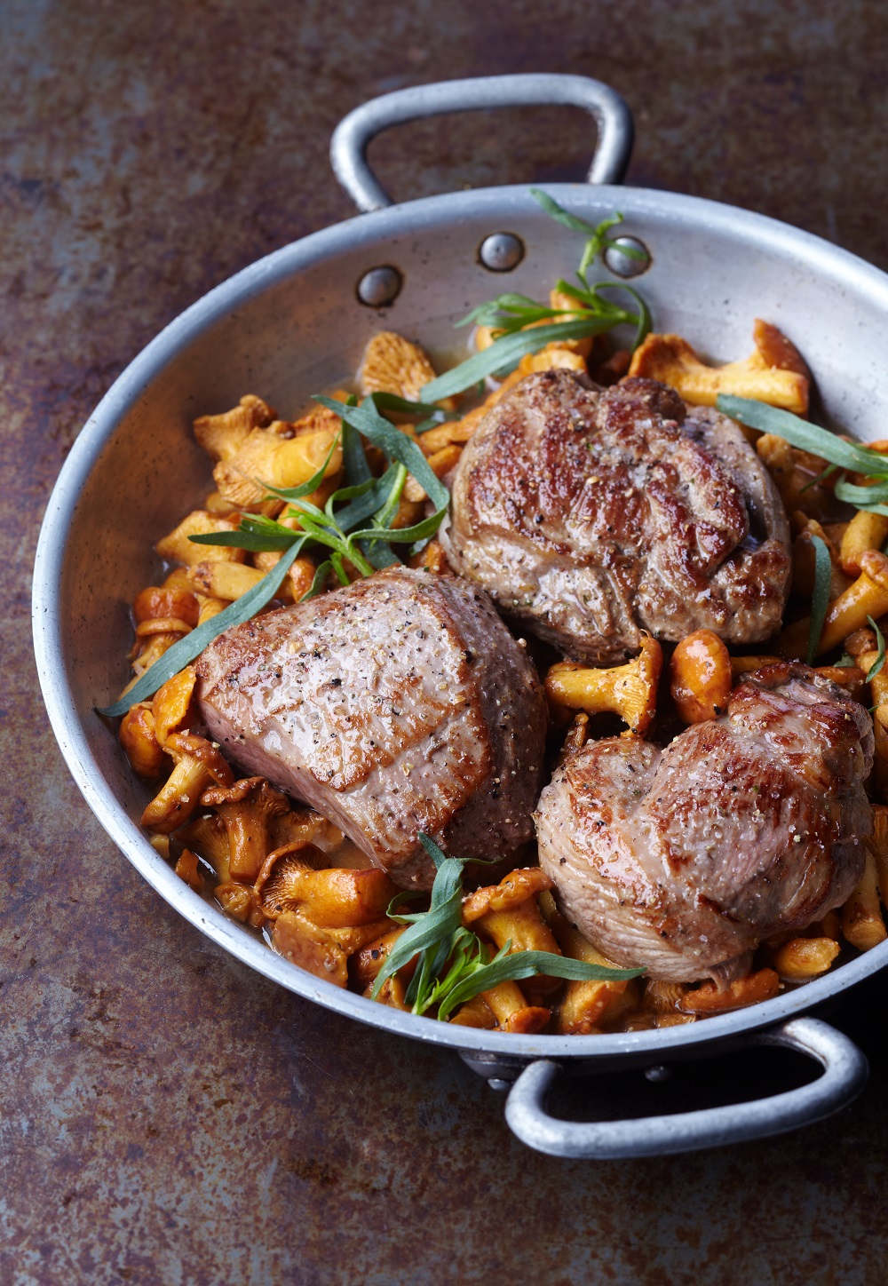 Pavés d’agneau et girolles