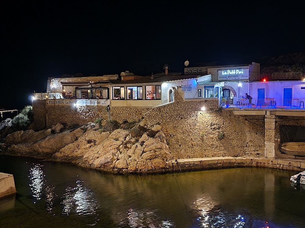 Le Petit Port, le style marseillais arrimé aux rochers - LE GRAND