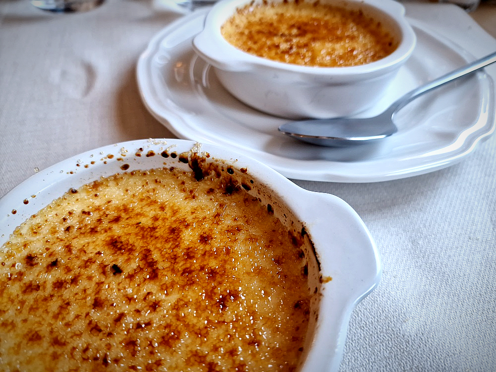 Crèmes brûlées à l'orange au restaurant de Notre-Dame-de-la-Garde à Marseille