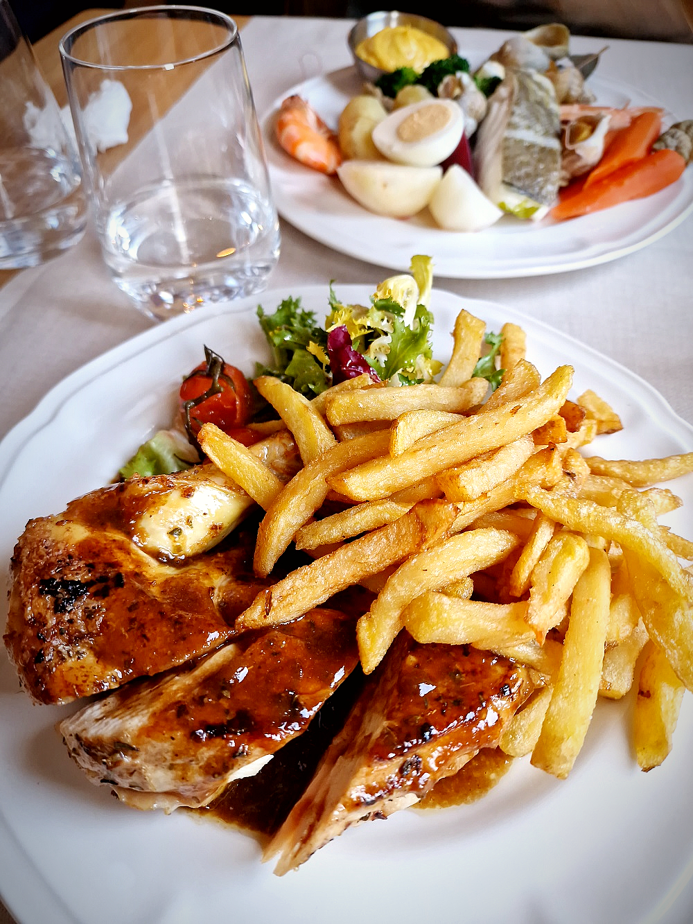 les assiettes servies au restaurant de la basilique de Notre-Dame-de-la-Garde à Marseille