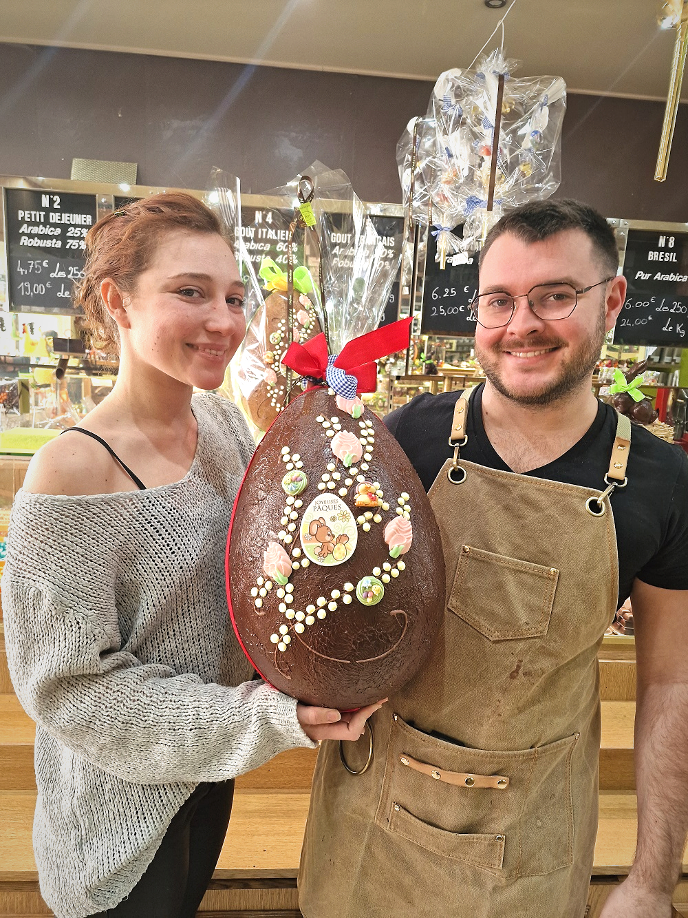 Hubert chocolaterie avec un œuf de 2,5 kilos