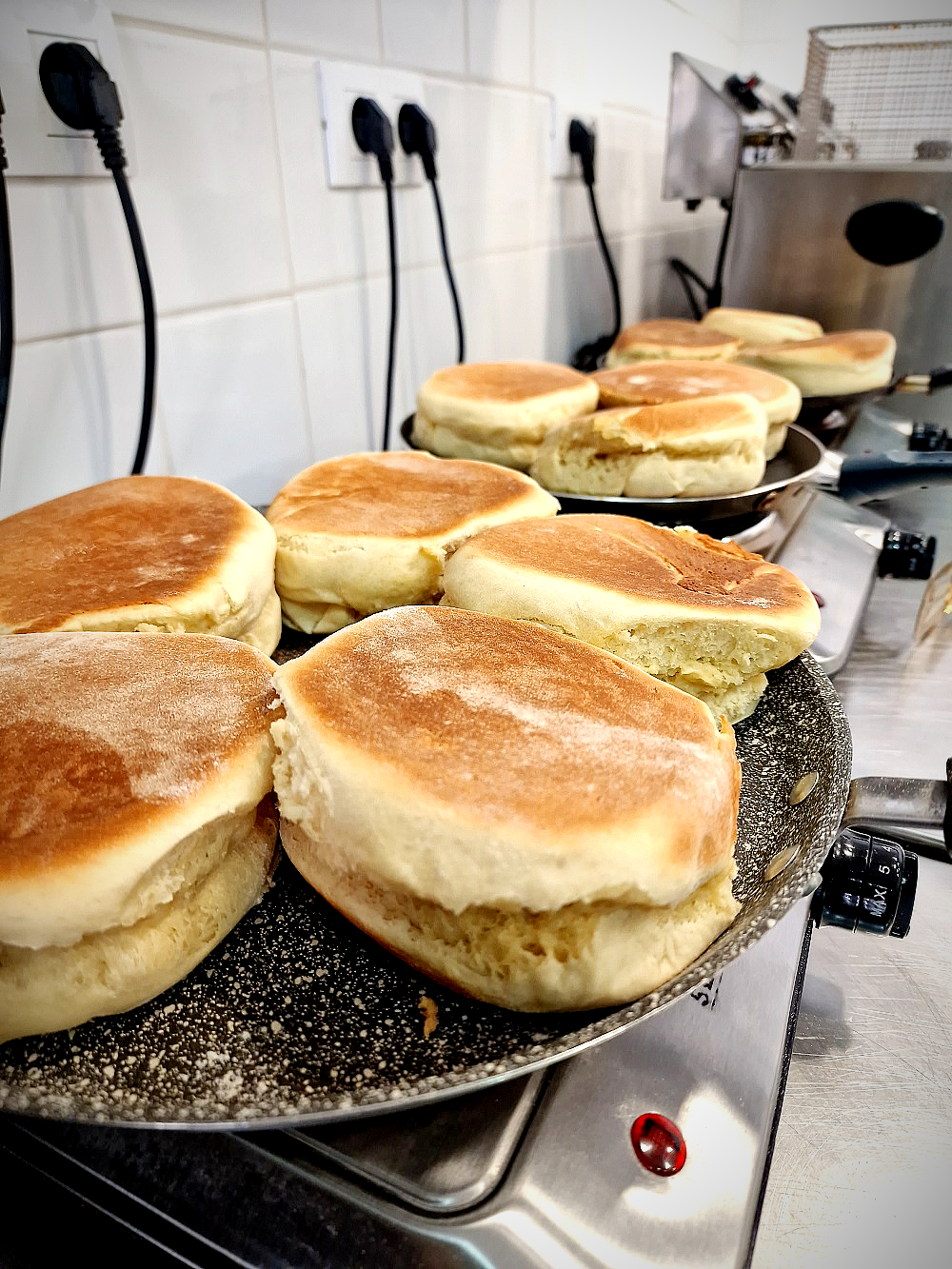 le Kiosque de Mamie, des pains muffins cuits sur place à la poêle