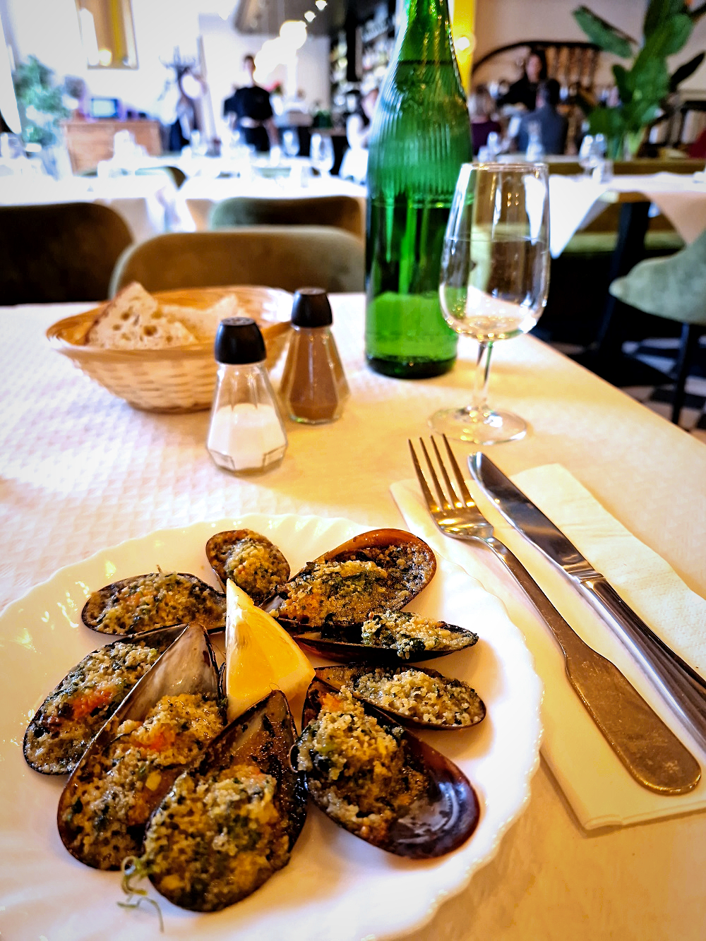 les moules gratinées servies chez Les Danaïdes, la brasserie marseillaise