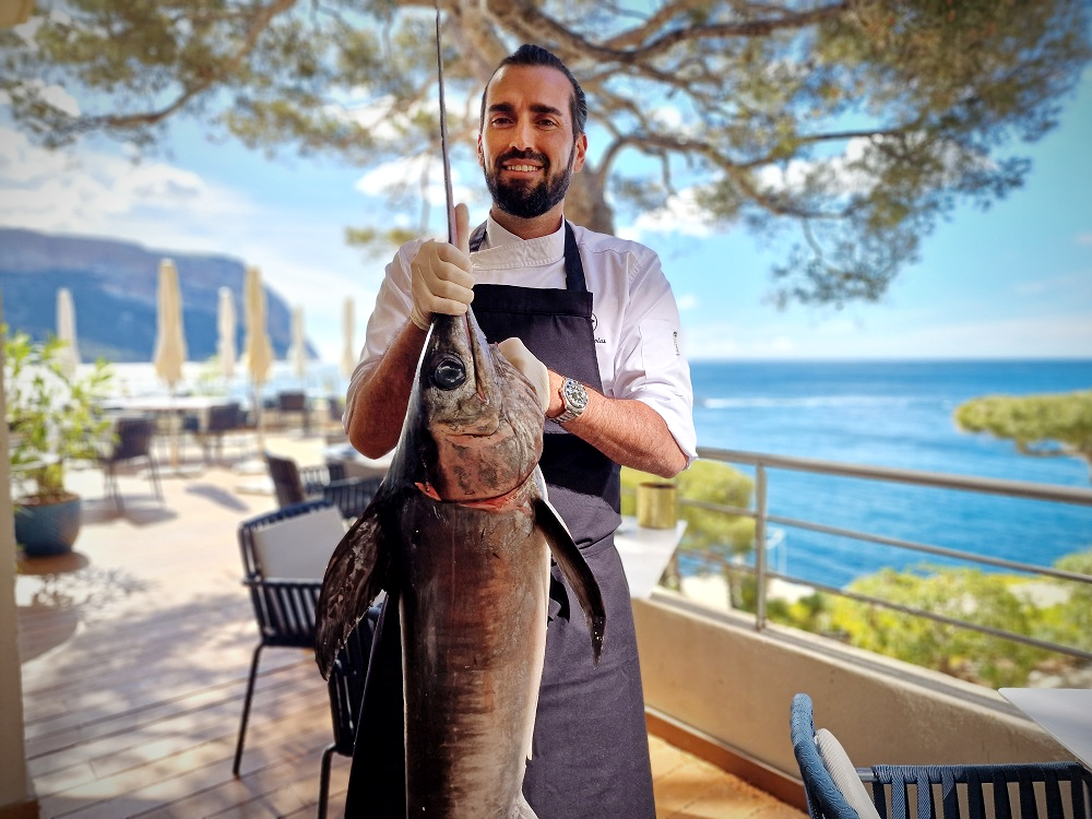 Nicolas Sintes, chef des Roches blanches à Cassis, présente un espadon pêché le matin même