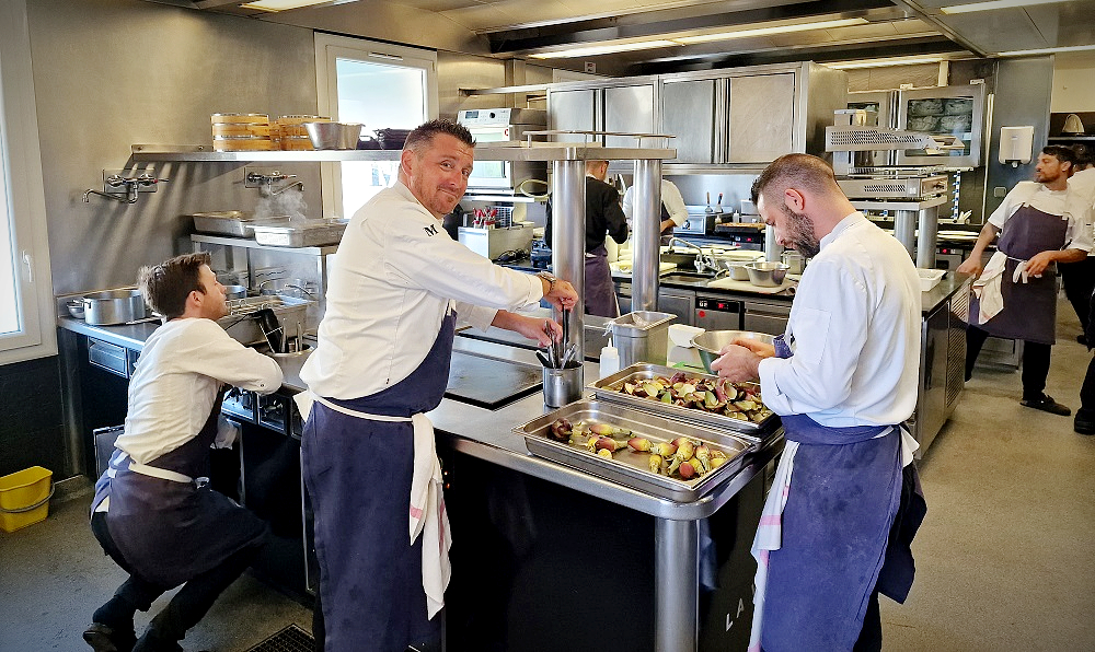 Dimitri Droisneau dans les cuisines de la villa Madie à Cassis