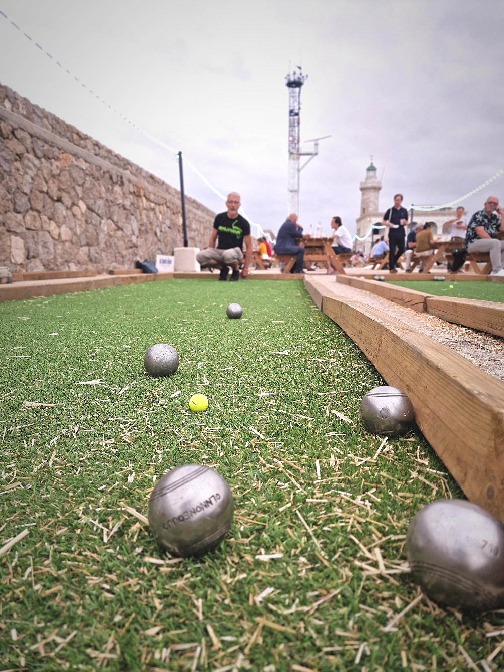 une partie de boules sur la digue du large à Marseille