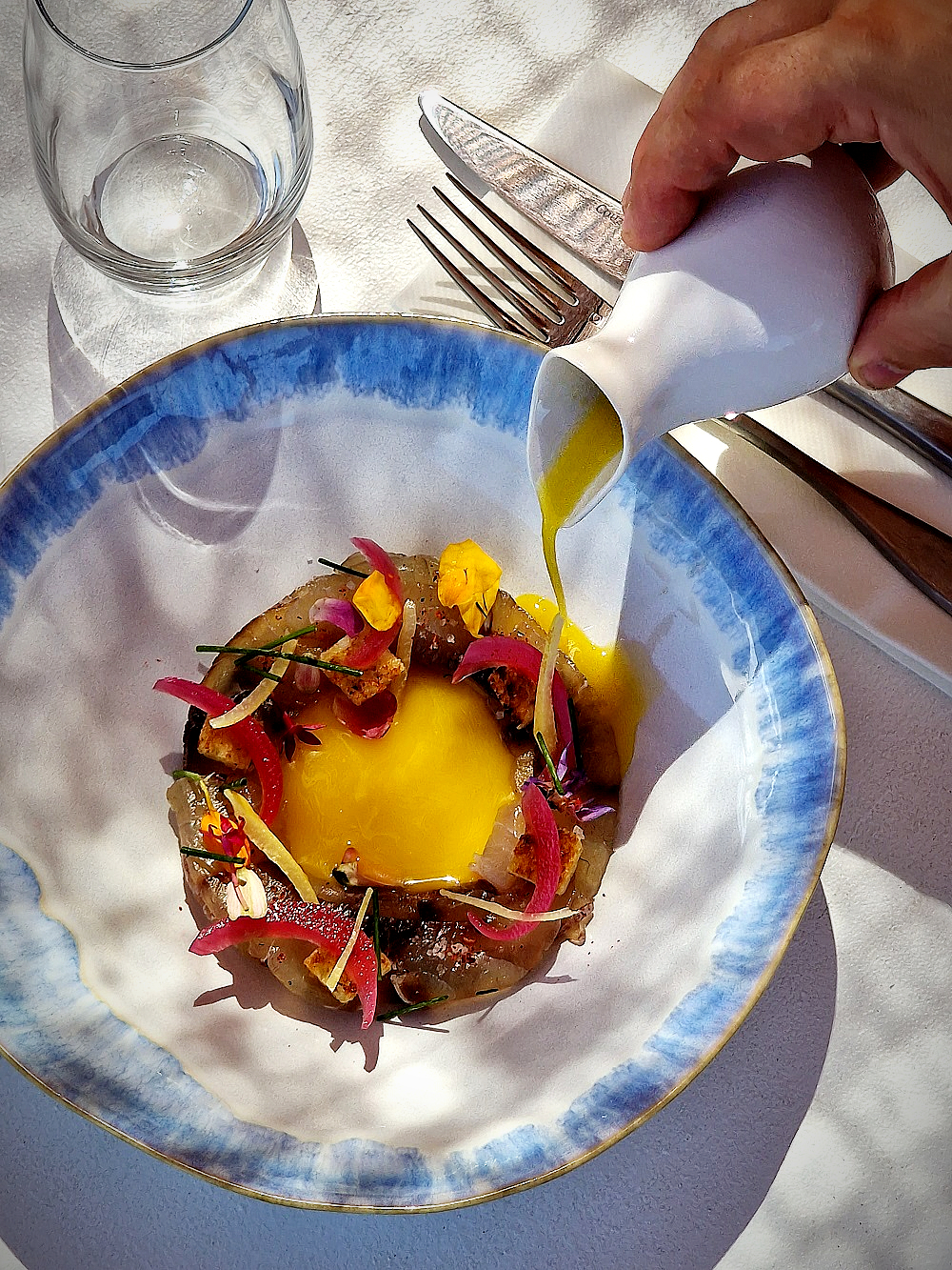 Un gravalax de maigre servi au restaurant la Calanque blanche à Marseille