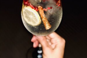 Un gin de juillet exclusif Sofitel-Marseille Vieux-Port élaboré par la maison Ferronis est présenté ce 27 juillet au bar du fameux 5 étoiles