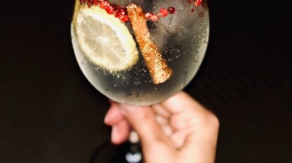 Un gin de juillet exclusif Sofitel-Marseille Vieux-Port élaboré par la maison Ferronis est présenté ce 27 juillet au bar du fameux 5 étoiles