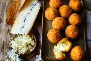 Les arancini au morbier c'est grosso modo un risotto façonné en boulettes