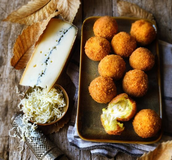 Les arancini au morbier c'est grosso modo un risotto façonné en boulettes