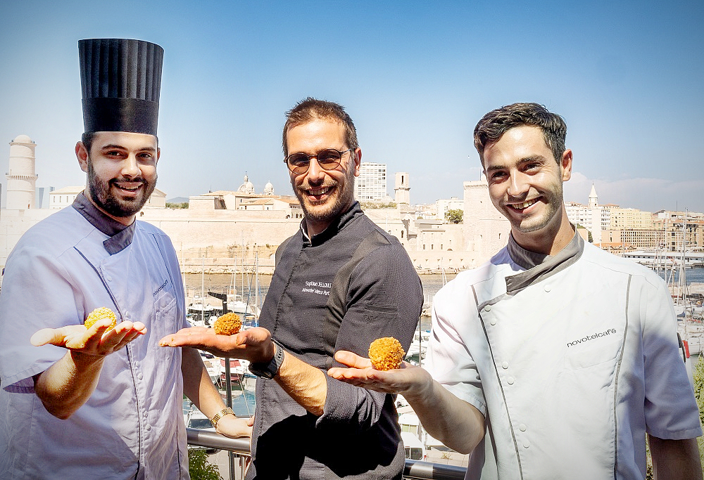 L'équipe du Lacydon fière des arancini qui figure dans la recette de couscous servie au Sofitel et Novotel Marseille Vieux-Port