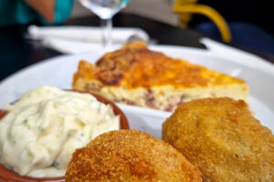 Rissoles de poisson rissoles servies chez le traiteur Comme à la maison à MArseille