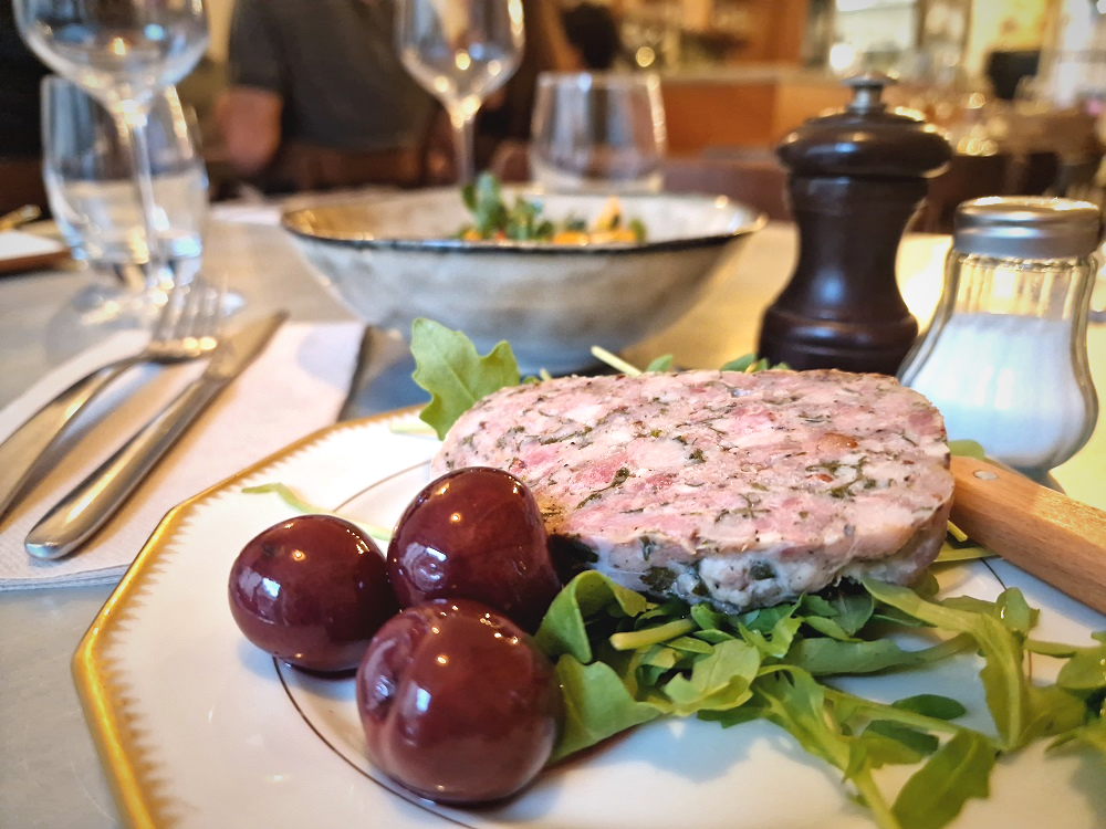 La terrine servie chez Lottie, le restaurant de Charlotte Baldaquin