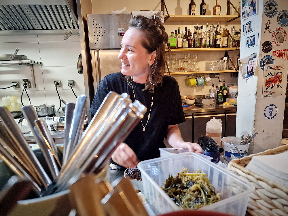 Marie Dijon au comptoir, chez Caterine à Marseille