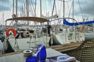 la terrasse du resto du Cercle de l'aviron de Marseille à l'Estaque