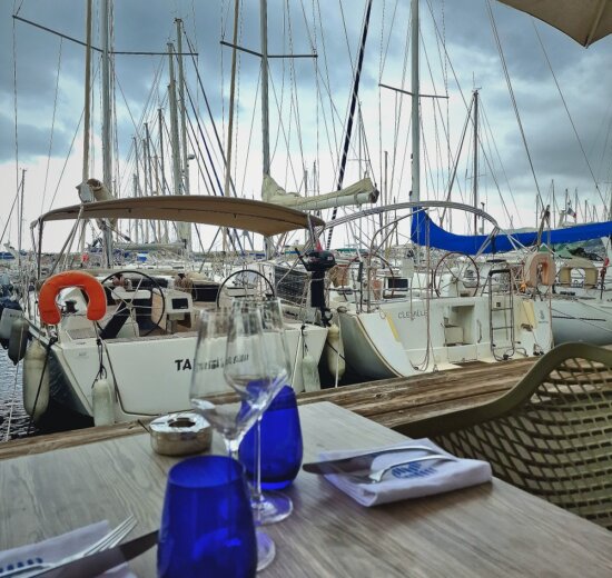 la terrasse du resto du Cercle de l'aviron de Marseille à l'Estaque