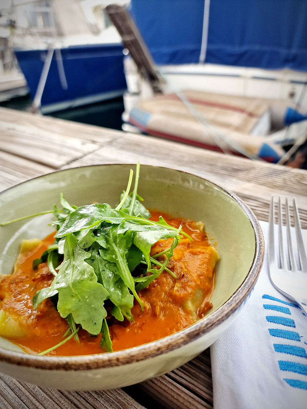 Un déjeuenr sur la terrasse du restaurant du Cercle de l'aviron de Marseille