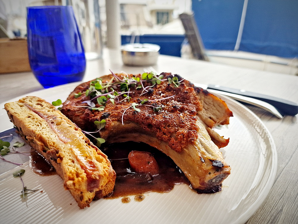 Sylvain Robert sert, en saison, sur la terrasse du restaurant du Cercle de l'aviron de Marseille