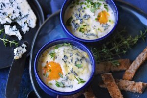 Vite fait, bien fait, les œufs cocotte au bleu des Causses