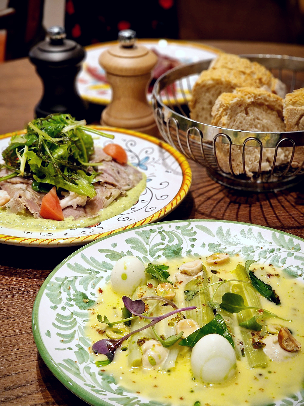 Restaurant Opere aux Granettes, les poireaux sauce beurre-vin jaune et la tête de veau ravigote