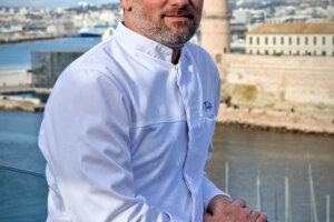 C'est le chef Sylvain Touati qui prend la direction des cuisines du Sofitel Vieux-Port Confessions et projets