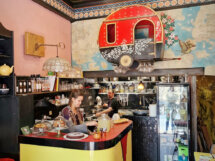 Le Caravane café est un bistrot coopératif caché dans une ruelle de l'Estaque