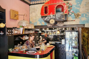 Le Caravane café est un bistrot coopératif caché dans une ruelle de l'Estaque