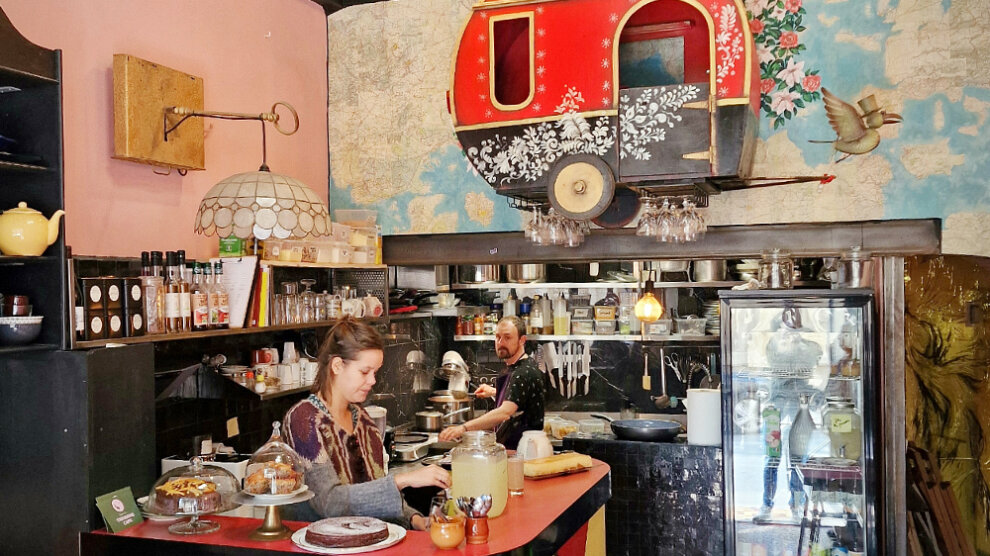 Le Caravane café est un bistrot coopératif caché dans une ruelle de l'Estaque