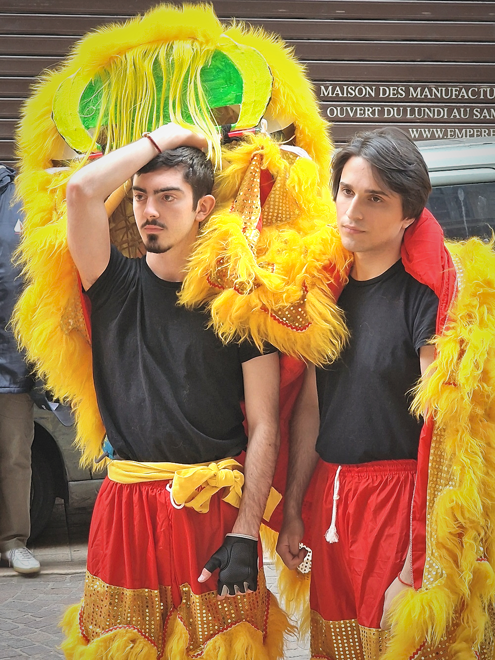 Les préparatifs de la danse du Lion pour l'inauguration de Gros Bao à Marseille