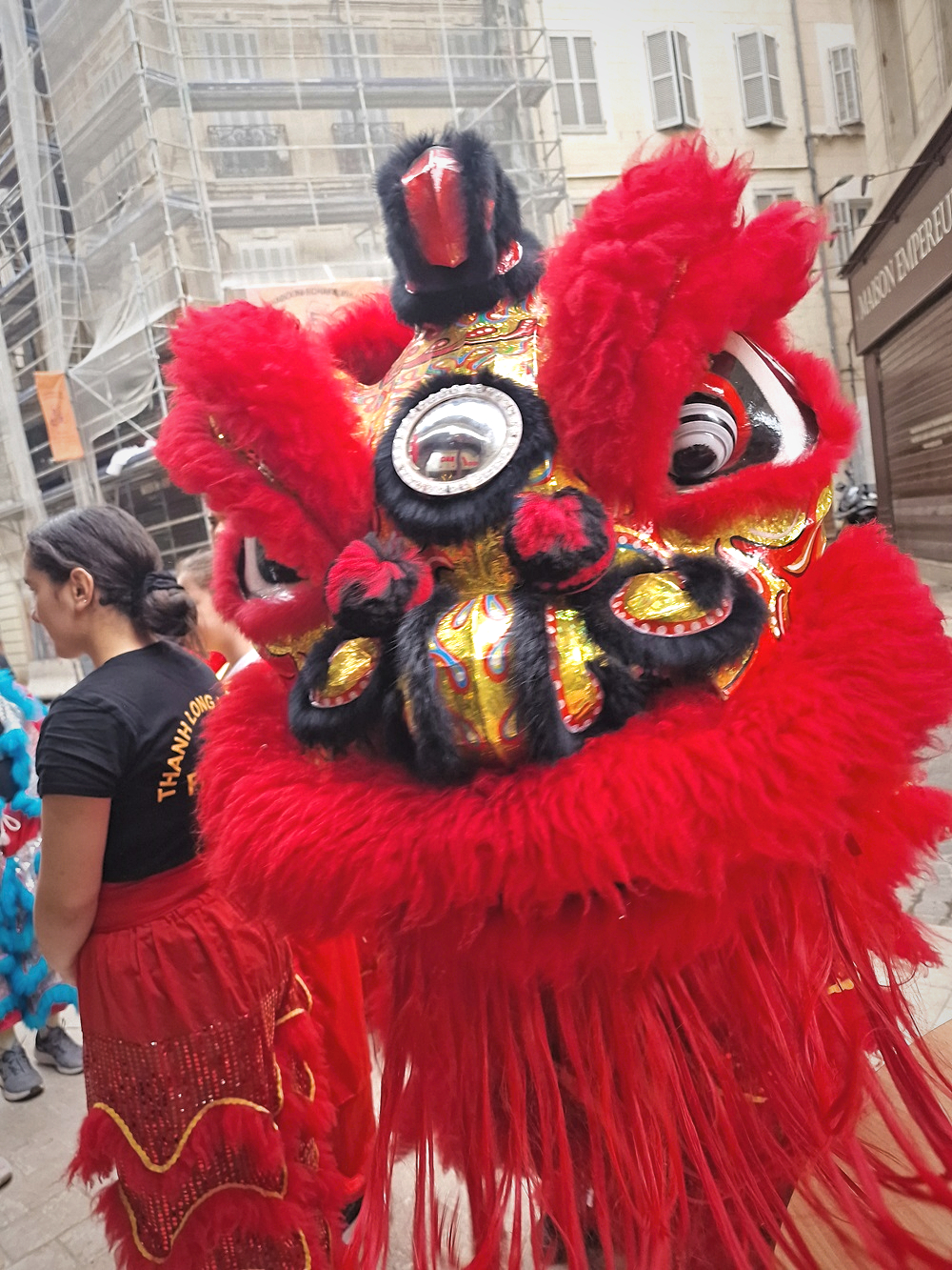 La danse du Lion pour l'inauguration du restaurant à Marseille