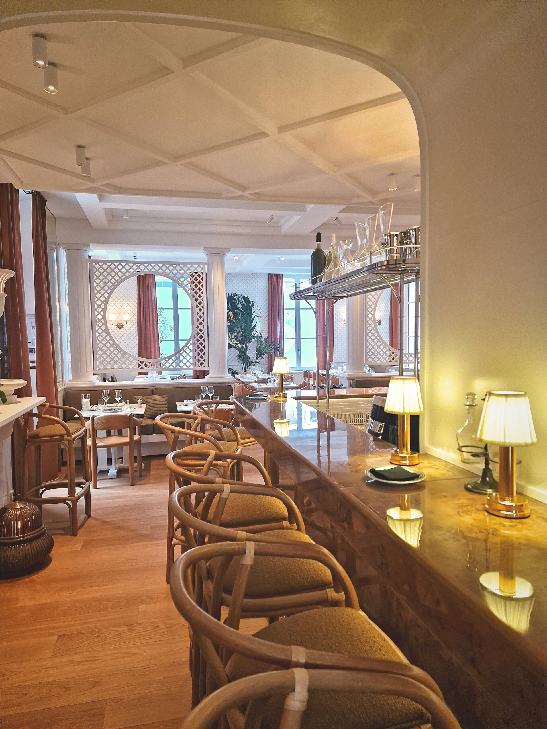 Hôtel Lilou à Hyères les Palmiers, vue sur le restaurant depuis le bar