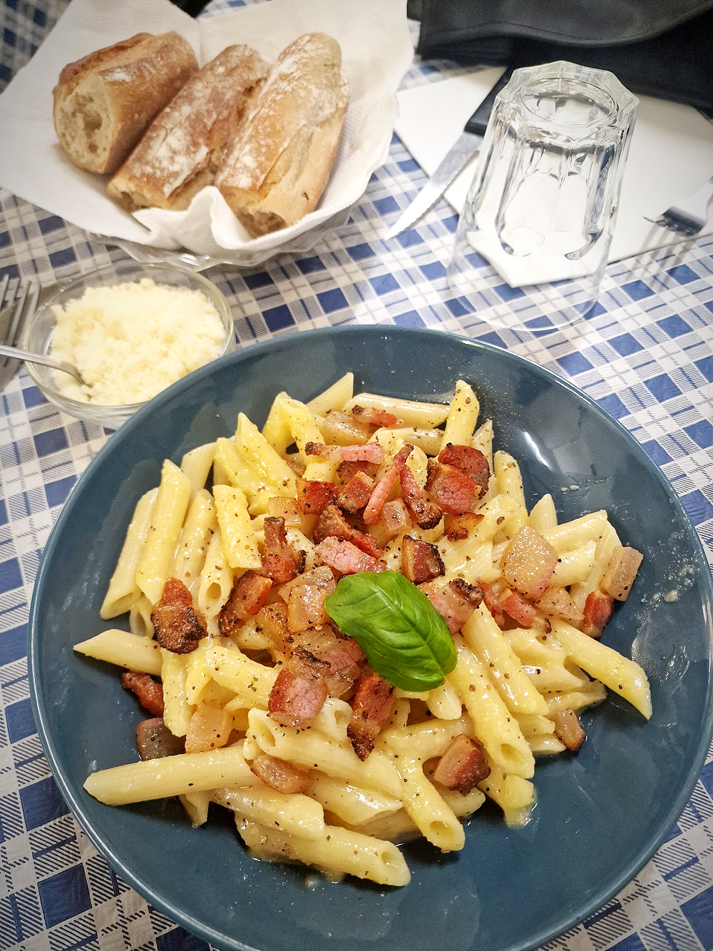 Les pâtes carbonara servies à la pizzeria Partenope, à Marseille