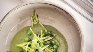 Le Rowing club à Marseille, le velouté de petits pois et asperges crues