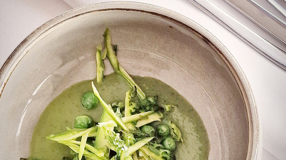 Le Rowing club à Marseille, le velouté de petits pois et asperges crues