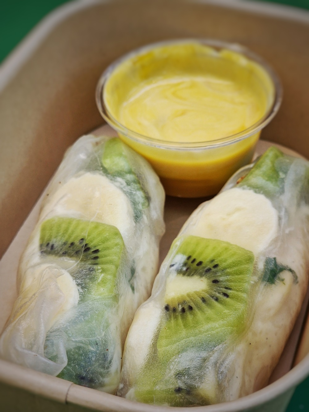 Les rouleaux de printemps au riz au lait-fruits frais et sauce mangue servis chez Bao n'roll à Marseille