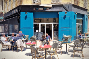 Le Bistro bleu, sa façade et sa terrasse à Marseille