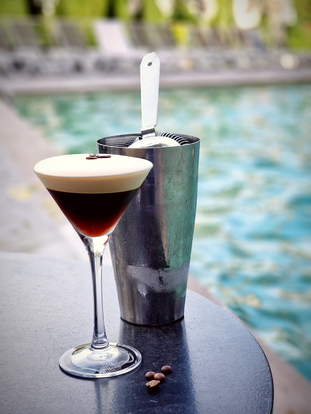 L'Espresso Martini servi par Romain Zucca, chef barman au Novotel Vieux-Port