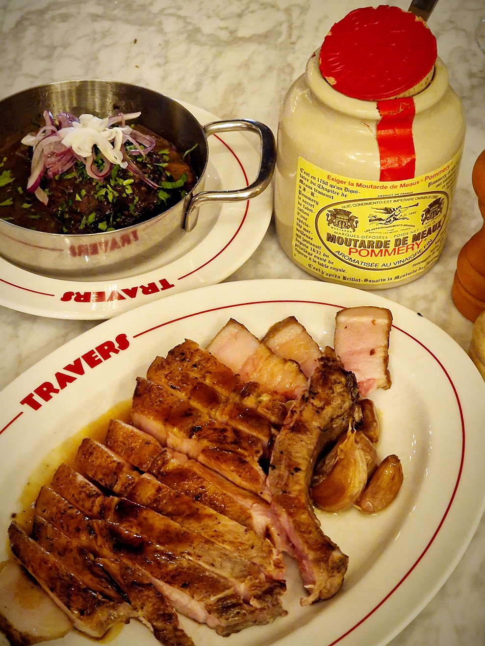 Chez Travers, le registre est bistrotier, simple et qualitatif dans un style côte de porc maxi